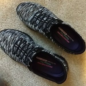 Skechers slip on sneakers, size 9, so cute & comfy